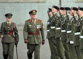 陪伴爱尔兰领导检阅部队的是位女军官(1)