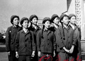 上世纪70年代的中国女兵可以留长辫子(1)